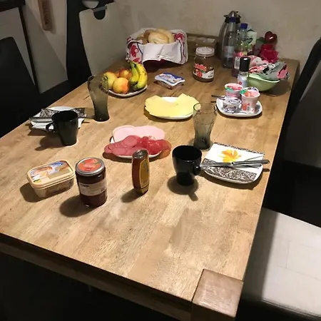 Messezimmer 2 + Fruhstuck 홈스테이 *